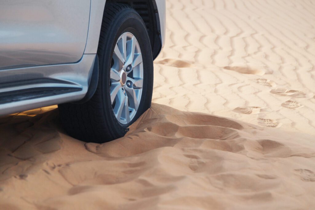 imagem de uma pickup em dunas de areia