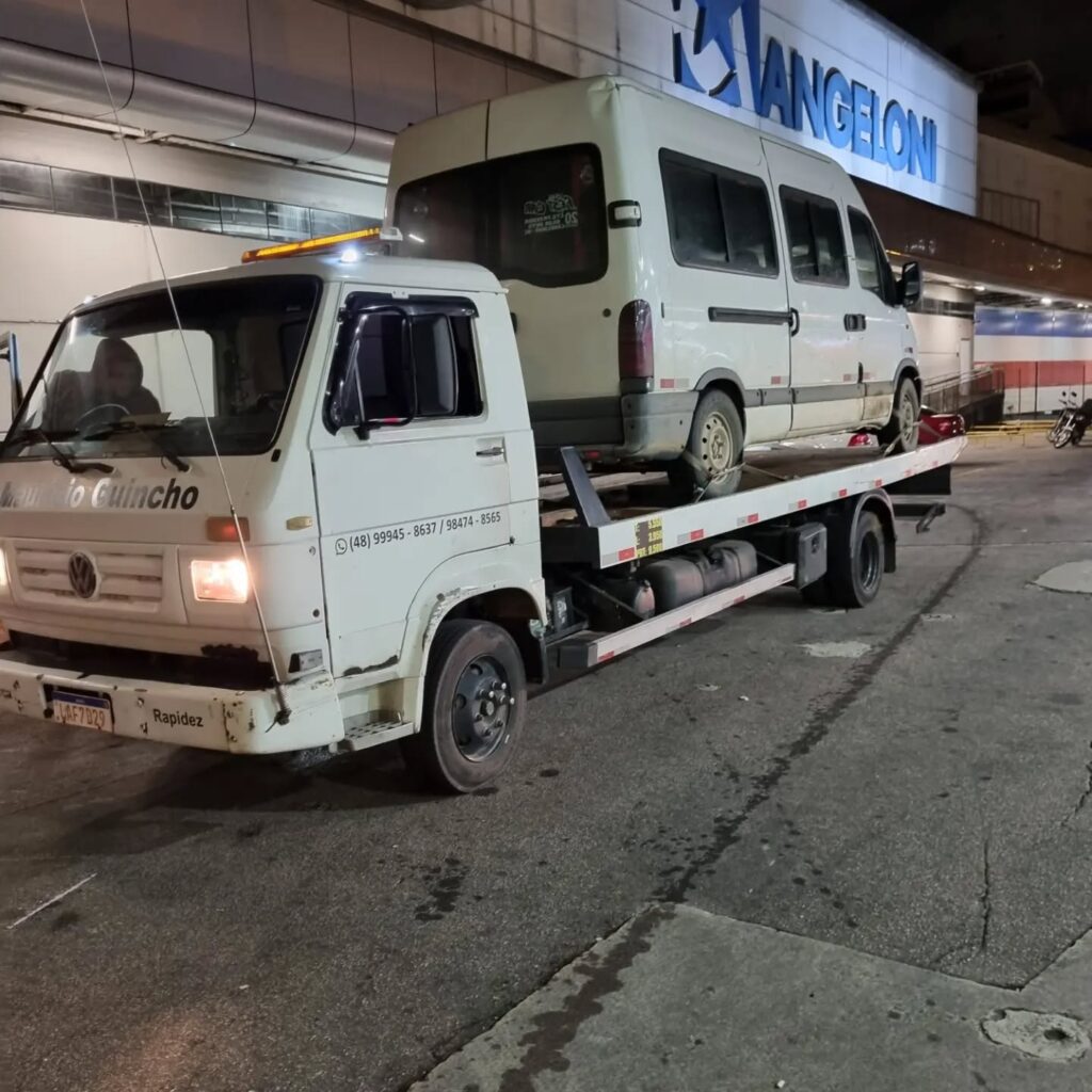 imagem de fundo, caminhão com uma vã em cima