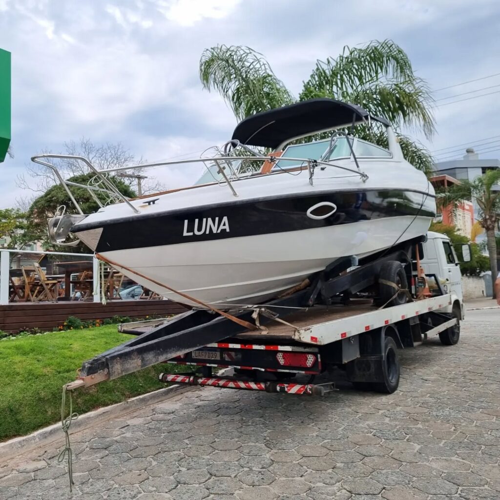 Mauricio Guincho com um barco em cima do caminhão